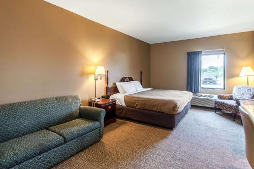 Econo Lodge Inn & Suites