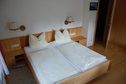1 king bed, 1 twin bed
