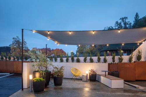 A szálláshely kívülről, Hotel Lumberjack in Sonora (Kalifornia)