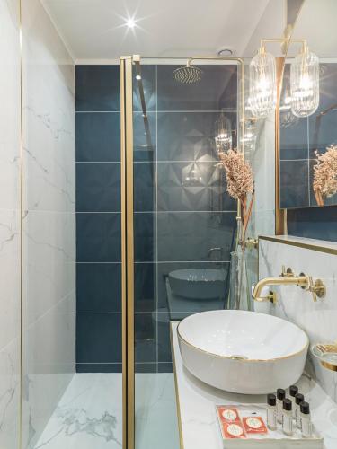 The Pompadour Suite - image 12