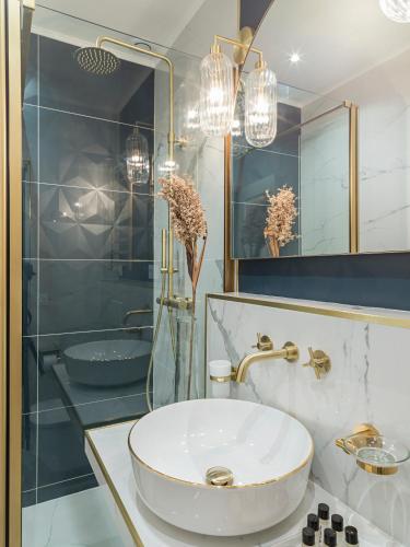 The Pompadour Suite - image 9