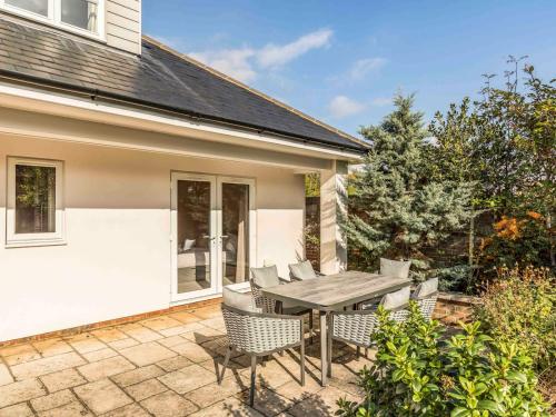 Vybavení, Pass the Keys Stylish and fresh 4 bed beach house with garden in West Wittering