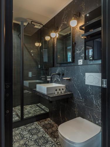 The Blue King Suite - image 8