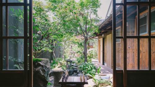 Standard Twin Room with Garden View image 9