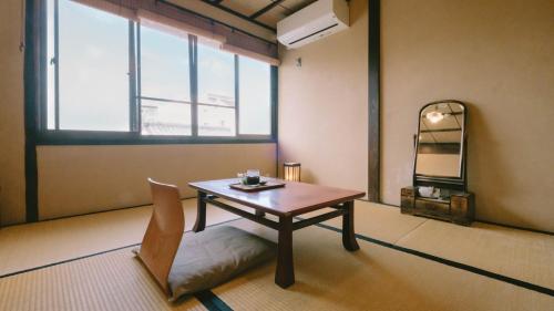 Single Room with Shared Shower and Toilet image 9