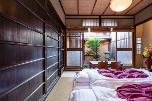Japanese-Style Standard Twin Room with Garden View image 5