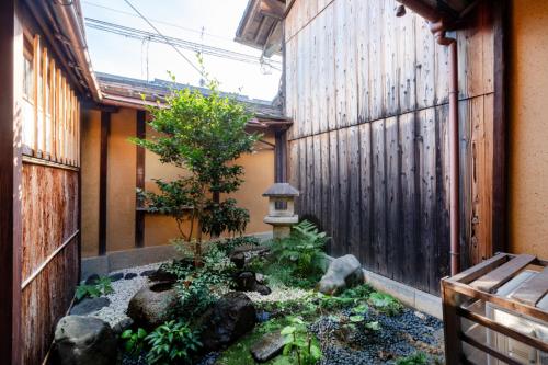 Japanese-Style Standard Twin Room with Garden View image 6