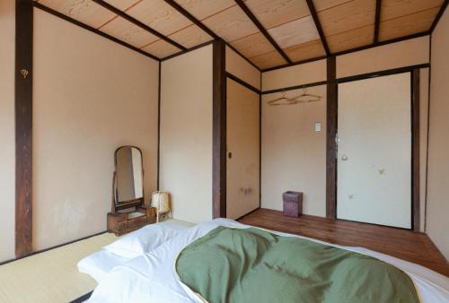 Single Room with Shared Shower and Toilet image 4