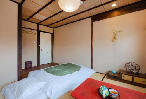 Single Room with Shared Shower and Toilet image 10
