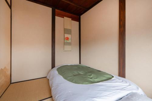 Single Room with Shared Shower and Toilet image 6