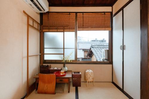 Single Room with Shared Shower and Toilet image 5