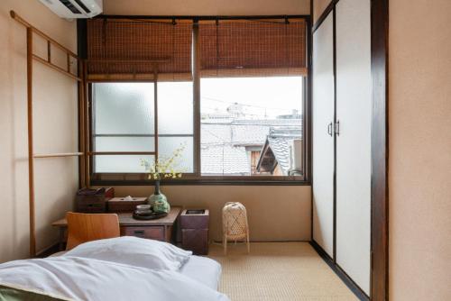 Single Room with Shared Shower and Toilet image 4