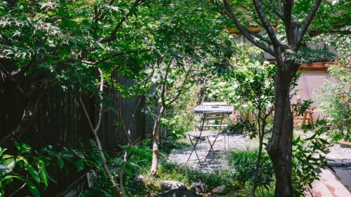 Standard Twin Room with Garden View image 6