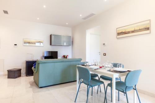 Seaside Flat with Swimming Pool and Private Parking