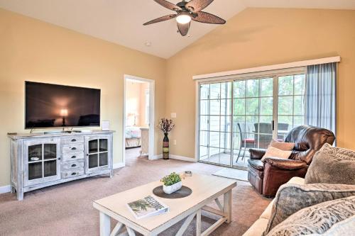B&B North Myrtle Beach - Bright and Airy Resort Condo Golf, Shop and Swim - Bed and Breakfast North Myrtle Beach