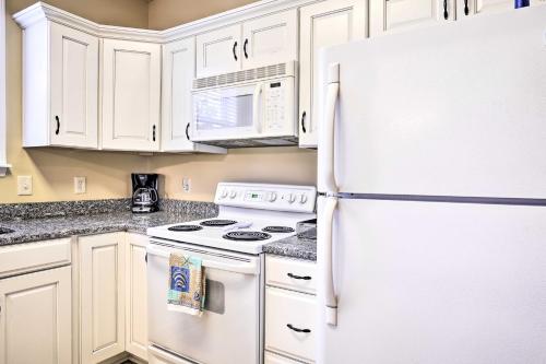 Bright and Airy Resort Condo Golf, Shop and Swim in North Myrtle Beach, USA