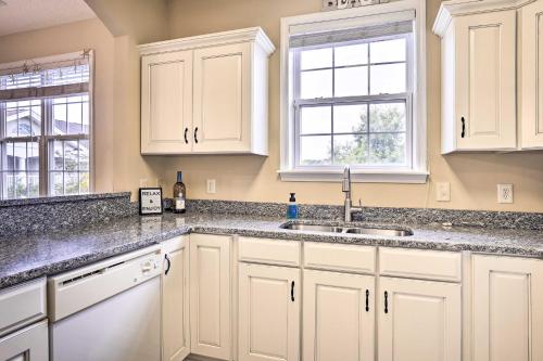 Bright and Airy Resort Condo Golf, Shop and Swim in North Myrtle Beach, USA