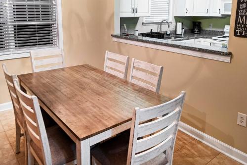 Bright and Airy Resort Condo Golf, Shop and Swim in North Myrtle Beach, USA