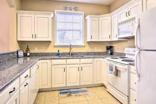 Bright and Airy Resort Condo Golf, Shop and Swim in North Myrtle Beach, USA