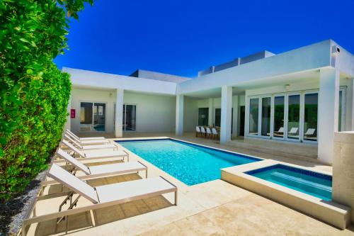 GRAND Modern villa 6-Bedroom Brand New Heated Jacuzzi, Palm Eagle Beach