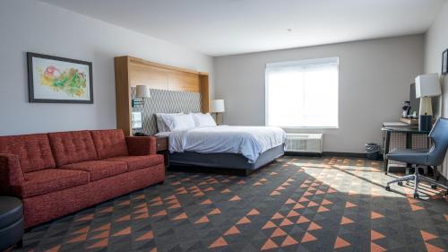 Holiday Inn & Suites Philadelphia W - Drexel Hill, an IHG Hotel