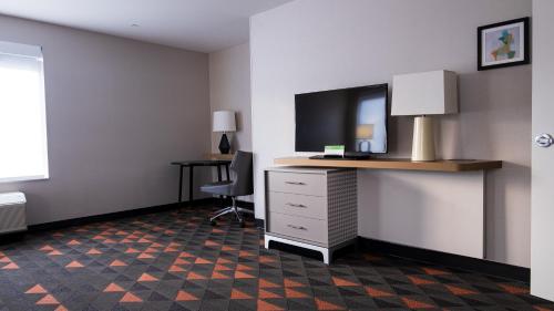 Holiday Inn & Suites Philadelphia W - Drexel Hill, an IHG Hotel