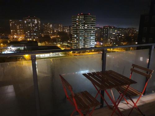Vista, 12 PIĘTRO osiedle Nowe Tysiąclecie- super widok z okna- extra zadbane mieszkanie- parking w hali (APARTAMENT WSROD 1000cy SWIATEL - prywatny parking - duzy balkon - piekny widok noca na panorame Tys) in Osiedle Tysiaclecia