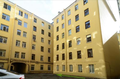 НУАР near Auróra cirkáló