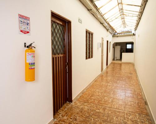 KOMODO ALOJAMIENTO - Casa hostal autoservicio - Habitaciones con baño privado, agua caliente , cama 2x2 y parking para motos