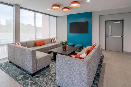 ห้องส่วนกลางสำหรับนั่งเล่น/ดูทีวี, Avid Hotels Milwaukee West Waukesha By IHG in วอคิซอ (WI)