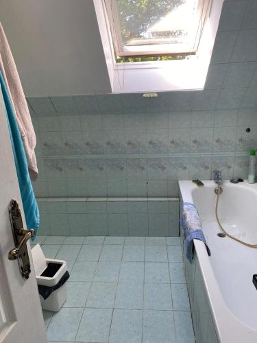 Bathroom, Chambre Guestroom 1pers in Savigny-le-Temple