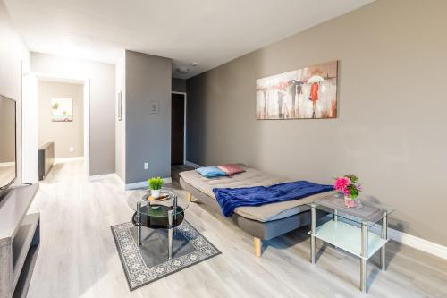 Cozy & Bright 1BR King Apartment - near DT Hamilton!