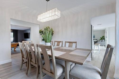 MODERN RETREAT Minutes from Shopping,Dining & Golf