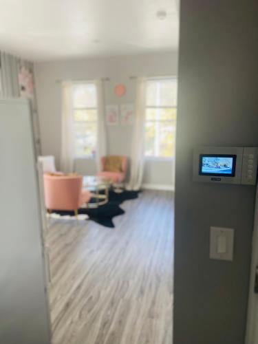 King Bed 5Mins From Airport With Self Key Code Check In