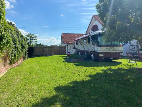 Facilities, Remodeled and Comfortable RV - FREE PARKING near GYROVILLE KENDALL
