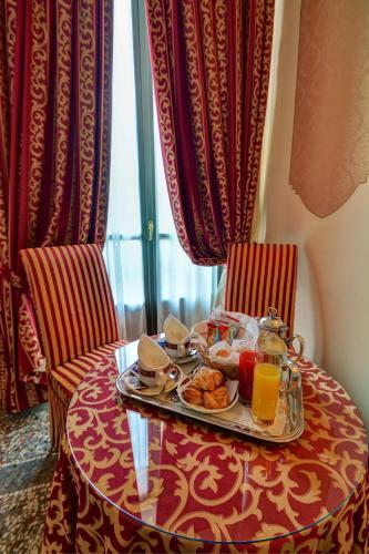 Superior Queen Room image 8