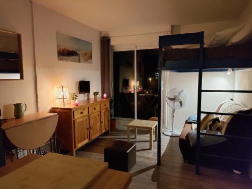 studio à l'océan au dessus des pins (plage & commerces à pied) (studio a l'ocean au dessus des pins (plage & commerces a pied)) in Seignosse