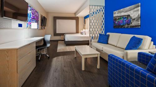 1 king bed, 1 sofa bed