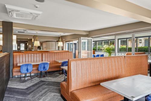 Restaurant, Grand Hotel and Studios in Wyong