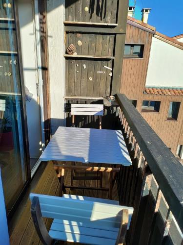 Balkon/teras, studio à l'océan au dessus des pins (plage & commerces à pied) (studio a l'ocean au dessus des pins (plage & commerces a pied)) in Seignosse