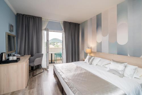 Berkeley Hotel & Day Spa - image 10