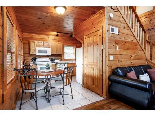 Stairway to Heaven - Hot Tub, Pool, Prime Location in Pigeon Forge, USA