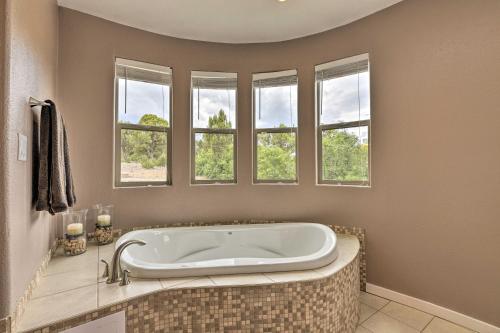 Luxe 5-Acre Mancos Home about 1 Mi to Mesa Verde in เมซาเวอร์เด(CO)