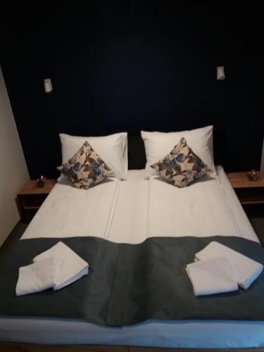 Double or Twin Room image 2