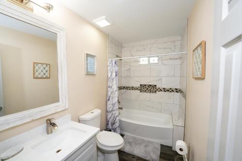 Cheerful 4bdrm home near NRG/Med Ctr, free parking, pet friendly