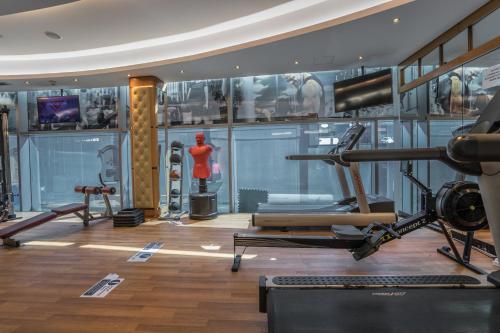 Luxury Apartment in the Iconic Park Towers - image 7