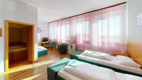 Hotel Hubert Nové Zámky - image 14