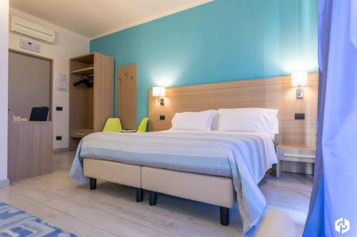 Triple Room with Balcony image 6