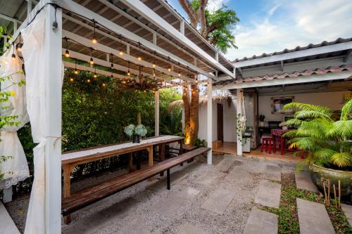 Secret garden pool villa near Baan Sillapin Artists Village