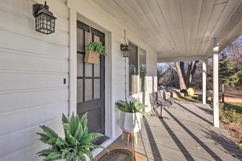 Peaceful Luna Farmhouse with Wraparound Porch! in Eagar 